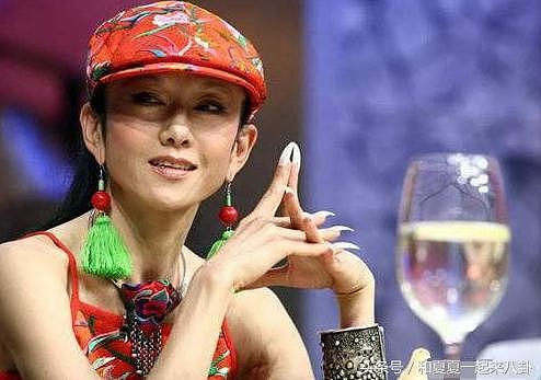 “孔雀皇后”杨丽萍摘下帽子的那一刻，尘封多年的秘密完全暴露了！