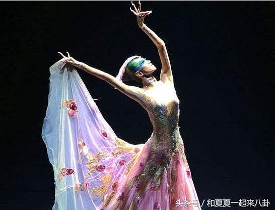 “孔雀皇后”杨丽萍摘下帽子的那一刻，尘封多年的秘密完全暴露了！