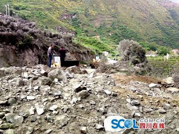 四川茂县叠溪镇发生山体垮塌 河道被堵100余人被埋