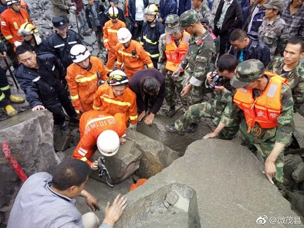 四川茂县山体垮塌46户农民被掩埋 141人失联 官兵搬石救援（视频） - 1