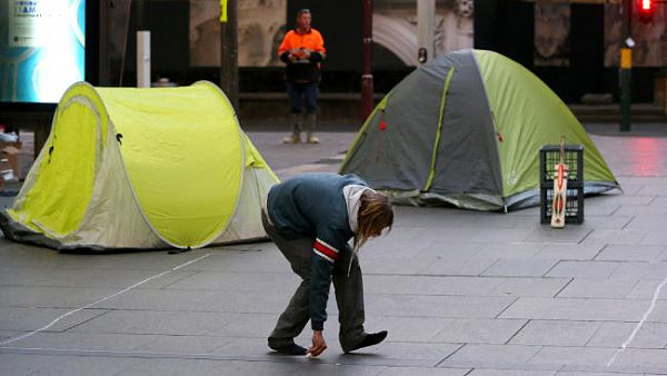 理想中的澳大利亚？悉尼马丁广场无家可归人士遭驱逐！只因带来“公共困扰”！ - 5