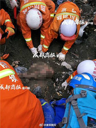 遇难男子背朝上把女子护在身下 救援人员痛哭(组图) - 1