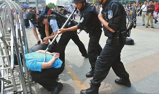 上海公安晒逮捕现场 网友：警版