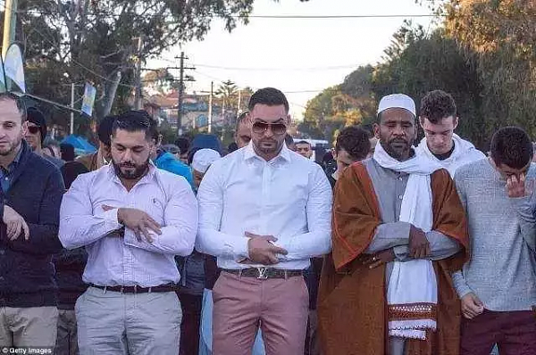 数以千计穆斯林齐聚悉尼清真寺，庆祝开斋节集体磕头跪拜！警察现场维持秩序，数条街道被封！（组图） - 6
