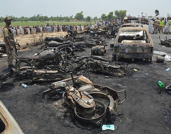 一辆油罐车25日在巴基斯坦中部地区翻车起火，并引发爆炸。据医疗部门称，这起事故已经造成至少153死亡，另外有约百人受伤，其中数十人伤情严重。据报道，当地时间25日早间，一辆运载4万升燃油的油罐车在巴基斯坦旁遮普省巴哈瓦尔布尔郊区翻倒。事发后，附近村民和行人不听警察劝阻，拿着各种容器收集从该油罐车漏出的燃油。