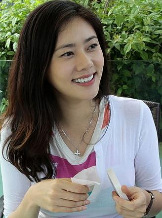 韩星离婚嫁中国男演员，公公做饭她幸福的不得了，劝闺蜜来中国