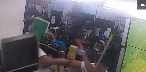 墨尔本内西区发生大规模斗殴事件 15名非裔teenager疯狂殴打理发店顾客 - 2