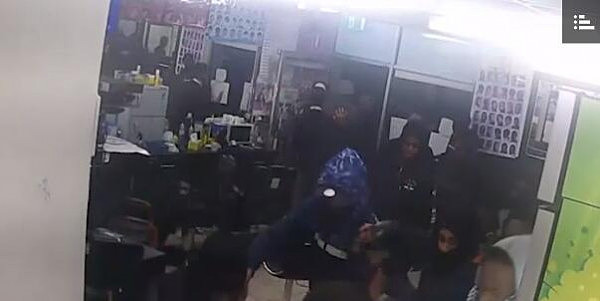 墨尔本内西区发生大规模斗殴事件 15名非裔teenager疯狂殴打理发店顾客 - 3