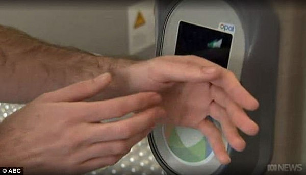 悉尼小哥将Opal卡芯片植入手内 从此上车只用“挥挥手”！再也不怕忘记带卡！（视频） - 3