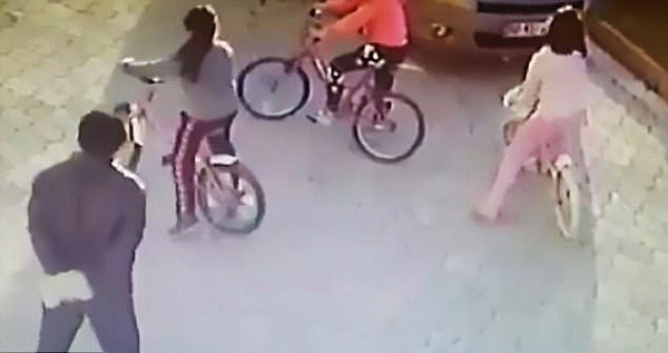  惊悚时刻！土耳其男子恶意袭击路人   用石板猛击9岁女孩头部（视频） - 1