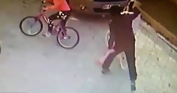  惊悚时刻！土耳其男子恶意袭击路人   用石板猛击9岁女孩头部（视频） - 2