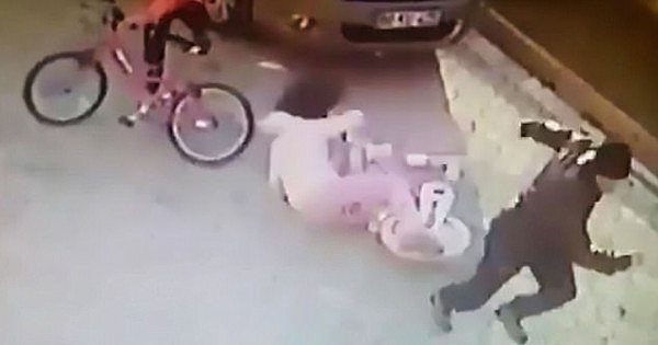  惊悚时刻！土耳其男子恶意袭击路人   用石板猛击9岁女孩头部（视频） - 3