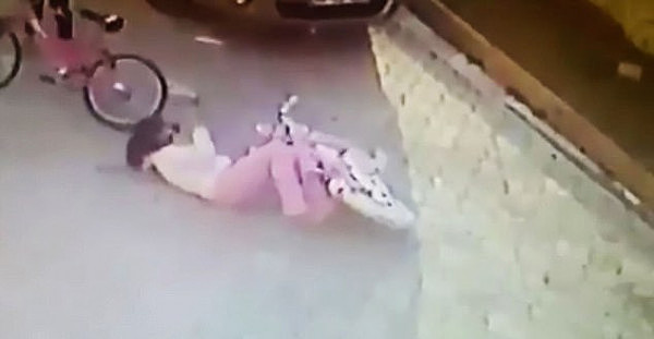  惊悚时刻！土耳其男子恶意袭击路人   用石板猛击9岁女孩头部（视频） - 4