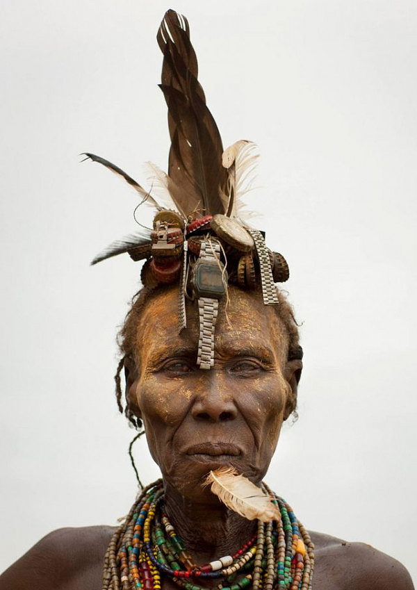 不可思议！非洲部落将瓶盖旧手表做成时尚配饰（组图） - 2