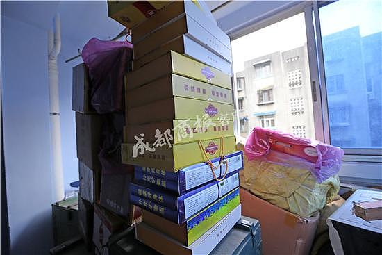 退休教师30万买保健品 家里堆满垃圾散恶臭