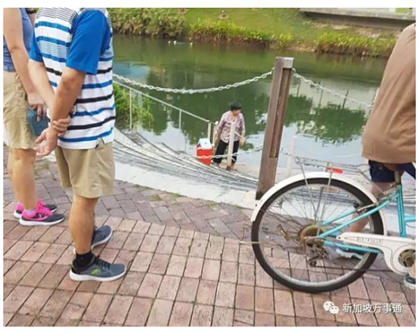 活久见！中国阿姨在新加坡河边打水洗衣服惊呆路人！引网友热议 - 4