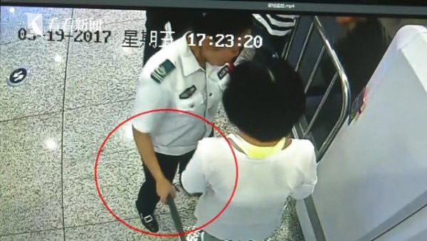 中国女子大闹高铁站 称被安检仪扫到会死（视频） - 1