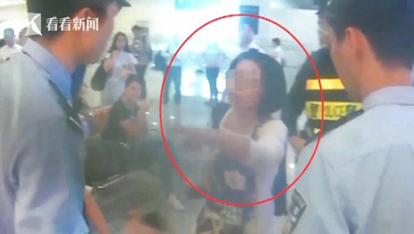 中国女子大闹高铁站 称被安检仪扫到会死（视频） - 2