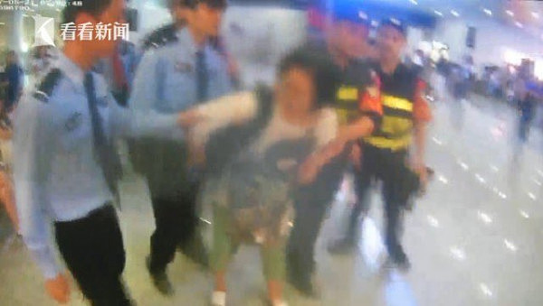 中国女子大闹高铁站 称被安检仪扫到会死（视频） - 3