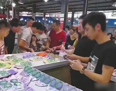 游客摔碎售价30万手镯 店主:什么结果我们都亏了