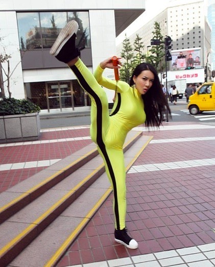 不堪入目丢死人！中国艳星在日本街头模仿李小龙耍双节棍 假模假样无人理 - 4