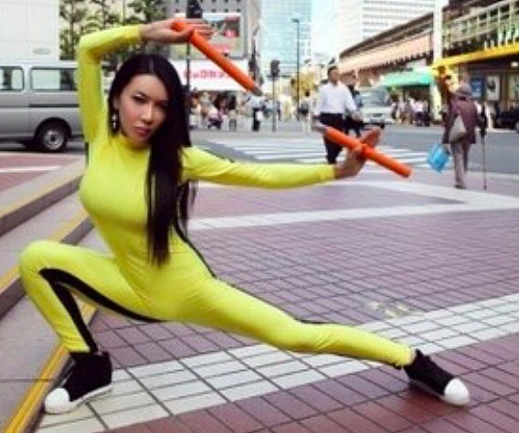 不堪入目丢死人！中国艳星在日本街头模仿李小龙耍双节棍 假模假样无人理 - 5