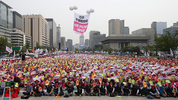 韩国5万临时工罢工游行 致近两千所学校没饭吃（组图） - 1
