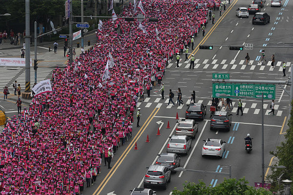 韩国5万临时工罢工游行 致近两千所学校没饭吃（组图） - 2