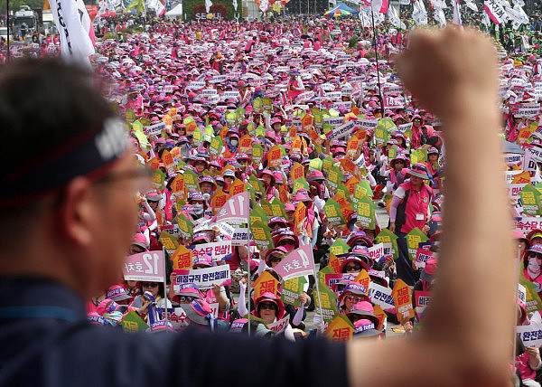 韩国5万临时工罢工游行 致近两千所学校没饭吃（组图） - 4