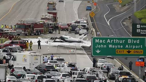 惊魂一幕！小型飞机坠毁在加州高速公路上，一男一女奇迹生还！（组图） - 3
