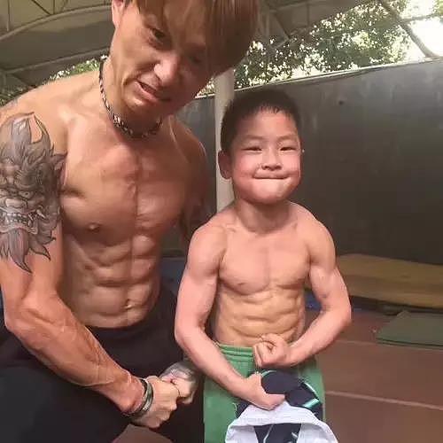 杭州7岁半男孩练出8块腹肌 肌肉男都要被他秒杀