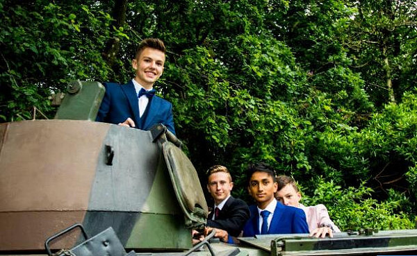 超霸气！英国少年搭17吨坦克参加毕业舞会 遭众人围观（组图） - 1