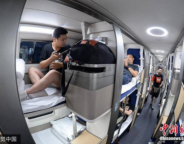 2017年7月1日21时16分，北京，随着D311次列车从北京南站准点驶出，开往上海站，我国新型卧铺动车组正式上线投入运营。据了解，该卧铺动车组采用全新设计，每个铺位都是“包间”，将为旅客带来更舒适的乘坐体验。 张进刚 邓旺强 摄 图片来源：视觉中国