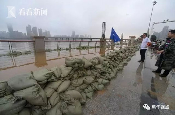 中国湘江水位猛涨惊现“飞鱼”奇观 鱼儿集体“飞出水面”“大闹湘江”（视频） - 2