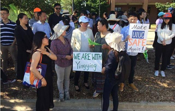 章莹颖案首次聆讯仅10分钟  大批华人在法院外举牌支持导致道路封闭（图） - 1