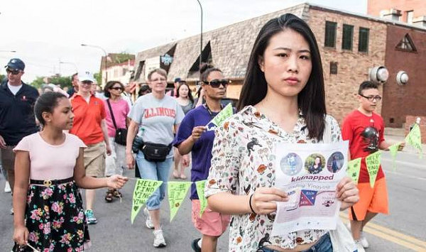 章莹颖案首次聆讯仅10分钟  大批华人在法院外举牌支持导致道路封闭（图） - 7