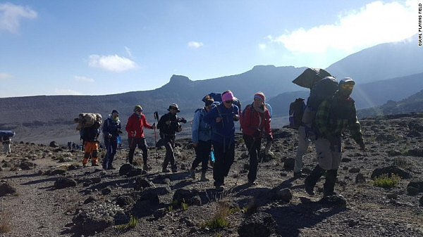 她们在非洲最高山踢足球 打破世界纪录（组图） - 2