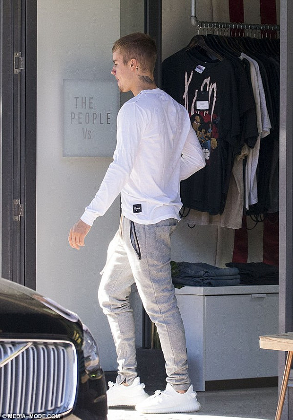 Change: Justin wore the same grey pants but with a white top later in the morning 