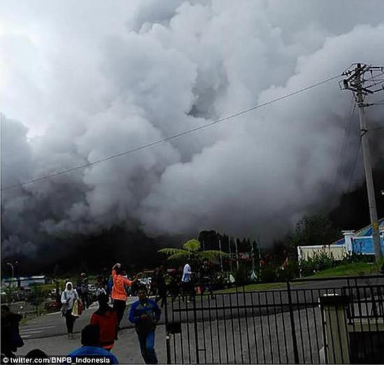 印尼著名景点火山喷发致2死10伤