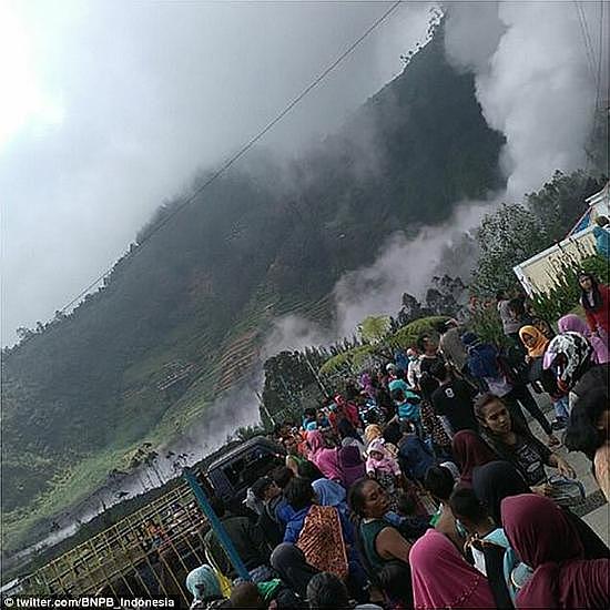 印尼著名景点火山喷发致2死10伤