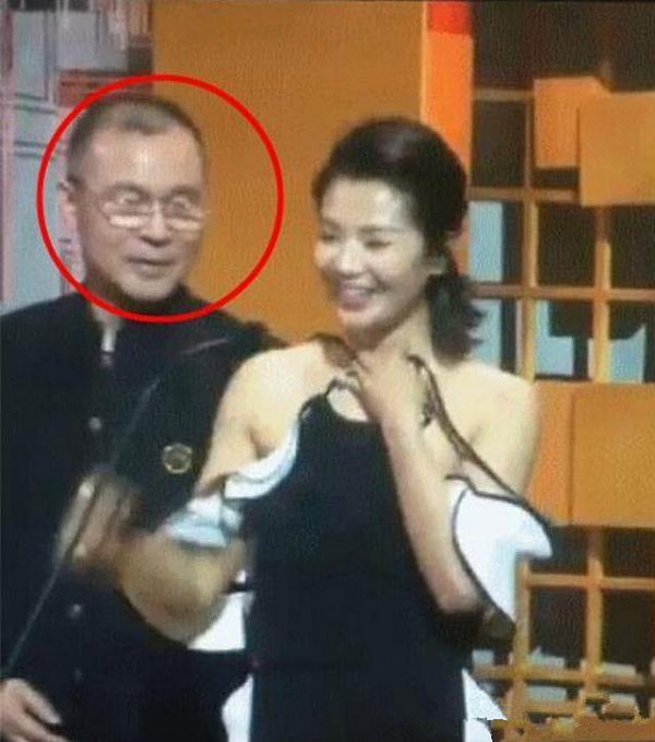 刘涛颁奖典礼说着说着肩带断了 慌张拿手卡挡镜头却忽视身后大叔