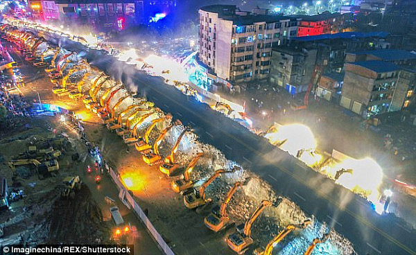 200台挖掘机同时开工，一夜拆除589米长立交桥 外媒惊叹：中国效率！（视频） - 1