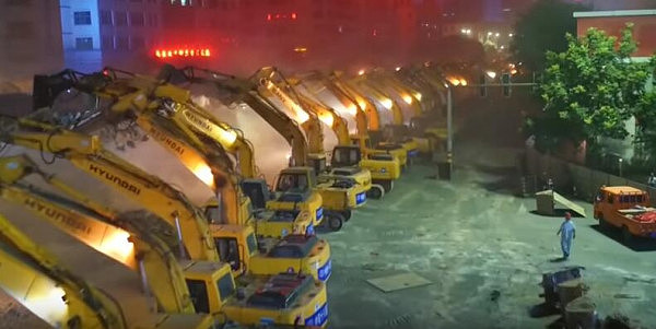 200台挖掘机同时开工，一夜拆除589米长立交桥 外媒惊叹：中国效率！（视频） - 5