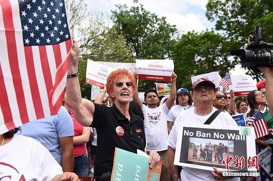 当地时间5月1日下午，在美国首都华盛顿，示威人群在杜邦环岛举行集会后，一直行进到白宫北面的拉法耶特广场，抗议特朗普的移民政策等。 中新社记者 邓敏 摄