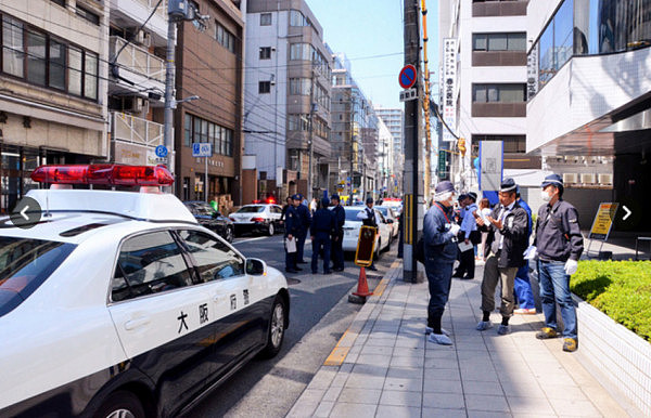 日本男子携七千万现金街头遭抢 警察到场却把失主铐走（组图） - 2