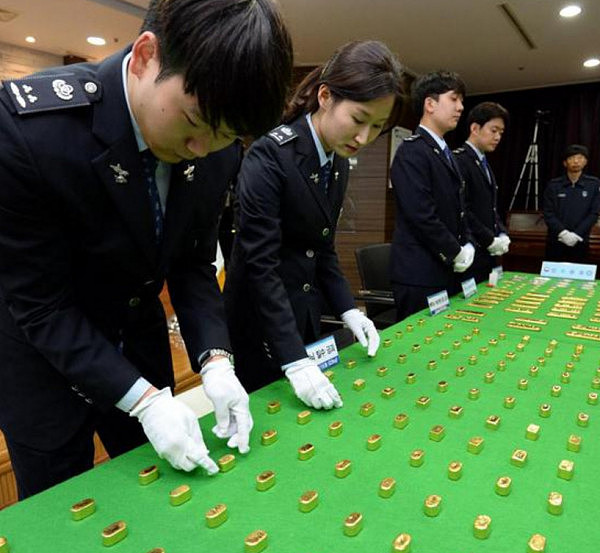 日本男子携七千万现金街头遭抢 警察到场却把失主铐走（组图） - 6