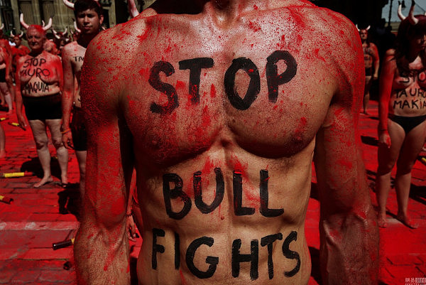 西班牙动物保护者身染“鲜血”  游行抗议斗牛表演（组图） - 3