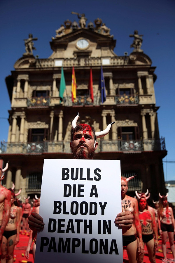 西班牙动物保护者身染“鲜血”  游行抗议斗牛表演（组图） - 4