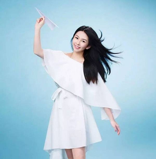 邱淑贞15岁女儿沈月接拍广告，“最美星二代”也要出道了？