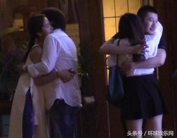 刘亦菲干爹与《芳华》女主街边拥吻 二人相差30岁上演忘年恋
